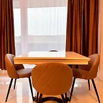 Julia Airport Private Parking-modern Apartamento