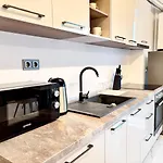 Julia Airport Private Parking-modern *