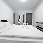 Julia Airport Private Parking-modern Apartamento *