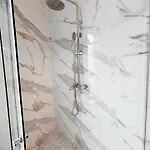 Julia Airport Private Parking-modern *