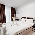 Julia Airport Private Parking-modern *