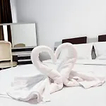 Julia Airport Private Parking-modern *