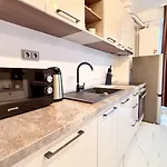 Apartament Julia Airport Private Parking-modern *
