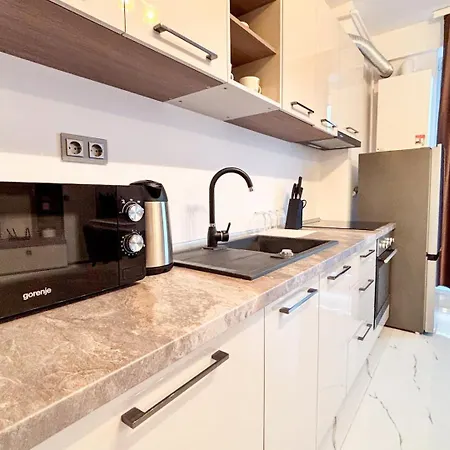 Apartment Julia Airport Private Parking-modern *